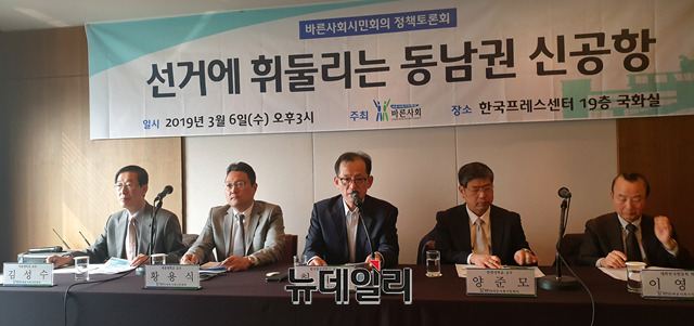 ▲ 서울 프레스센터에서 열린 토론회에 참석한 김성수·황용식·허희영·양준모 교수와 이영덕 회장.ⓒ오승영 기자