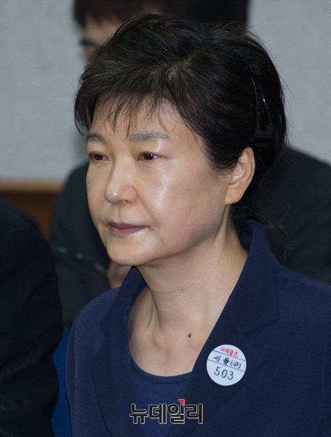 ▲ 박근혜 전 대통령이 지난 2017년 5월 23일 오전 서초구 서울중앙지방법원에서 592억 원대 뇌물 수수 혐의 등에 대한 첫 정식재판에 참석해 자리하고 있다. ⓒ공동취재단