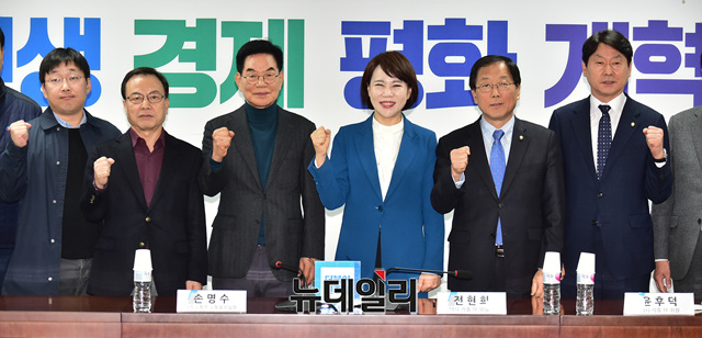 ▲ 택시·플랫폼 사회적대타협기구 마지막 전체회의가 7일 오전 국회 의원회관에서 열린 가운데 전현희 더불어민주당 택시·카풀TF 위원장 등 참석자들이 기념사진을 촬영했다. 이종현 기자