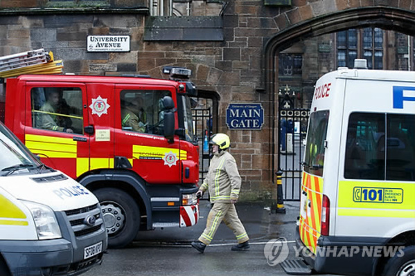 ▲ 글래스고 대학을 경찰들이 통제하고 있다ⓒ[사진=연합뉴스]