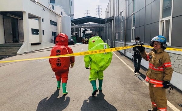▲ 7일 오전9시 42분쯤 충북 음성군 금왕읍 농협 목우촌공장에서 암모니아가 누출돼 소방당국이 긴급 출동, 방제작업을 벌였다. 이날 가스 누출로 20여 명이 긴급 병원으로 이송돼 치료를 받았으나 생명에는 지장이 없다. 사진은 음성소방서 소방관들이 진압복을 입고 가스누출사고가 발생한 장소로 이동하고 있다. ⓒ음성소방서