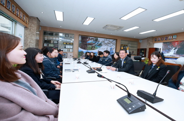 ▲ 전찬걸 울진군수와 작원들이 담소하고 있다.ⓒ울진군
