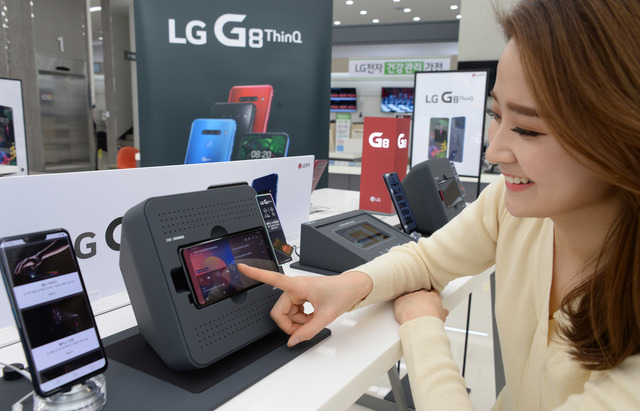 ▲ LG 베스트샵에 마련된 'G8 씽큐' 체험존 모습 ⓒLG전자