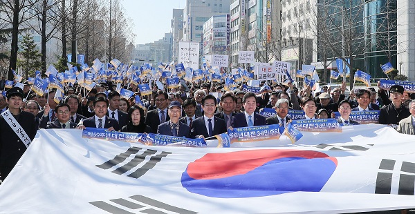 ▲ 4·19혁명의 단초가 된 3·8민주의거 제59주년 기념식이 8일 대전시청 남문광장에서 열렸다. 이날 기념식에 이어 이낙연 국무총리와 허태정 대전시장, 피우진 국가보훈처장이 시민들과 함께 그날의 함성을 외치며 가두행진을 하고 있다.ⓒ대전시