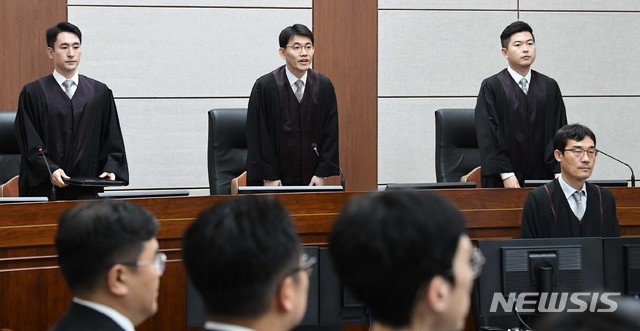 ▲ 성창호 부장판사(가운데)가 법정을 개정하고 있다.ⓒ뉴시스