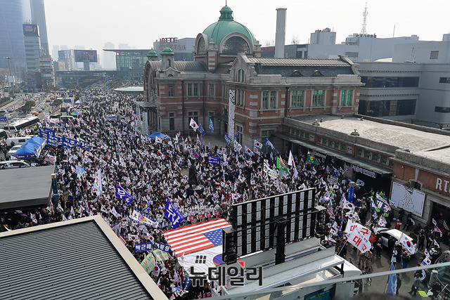 ▲ 지난 2018년에 서울역에서 열린 태극기집회 모습. ⓒ뉴데일리DB