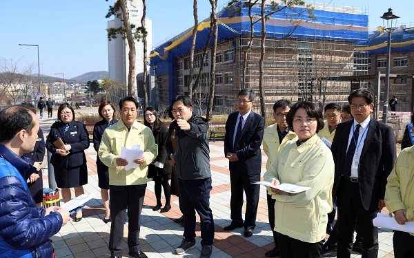 ▲ 세종시의회 교육안전위원회 일행이 8일 두루초등학교 어린이보호구역을 방문해 관계자로부터 설명을 듣고 있다.ⓒ세종시의회