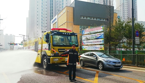 ▲ 세종소방본부가  지난 7일 소방 살수차를 동원해 미세먼지 비상저감조치에 나섰다.ⓒ세종시