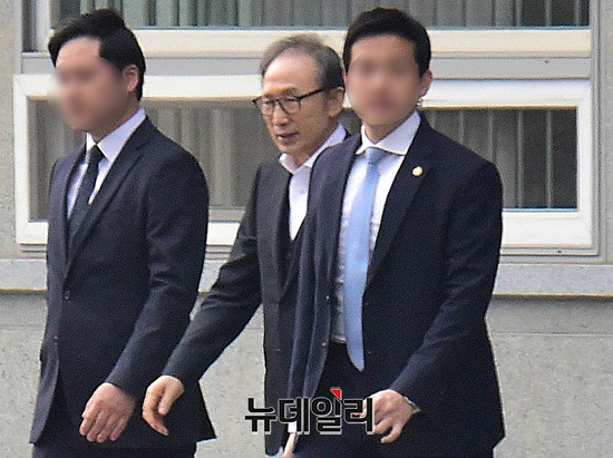 ▲ 6일 법원의 보석 허가를 받고 서울 송파구 서울동부구치소에서 풀려나오는 이명박 전 대통령.ⓒ이종현 기자