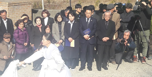 ▲ ‘한국전쟁 민간인 희생자 유해발굴 개토제’가 8일 충북 보은군 내북면 아곡리에서 열린 가운데 충북도의회 의원들이 행사를 지켜보고 있다.ⓒ충북도의회