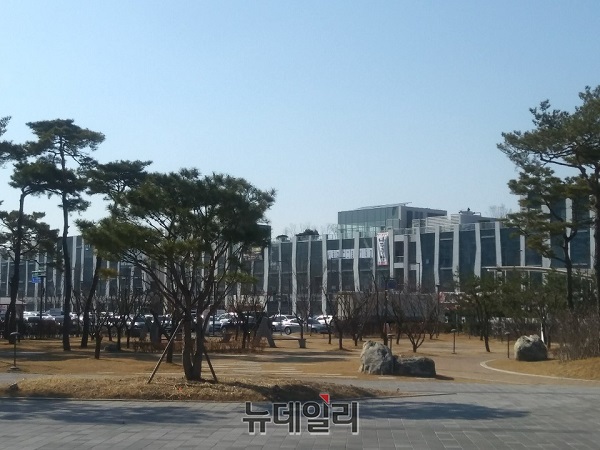 ▲ 최근 연이은 미세먼지로 답답했던 세종시 청사 주변이 8일 오후 모처럼 맑은 하늘을 보이고 있다.ⓒ김동식 기자