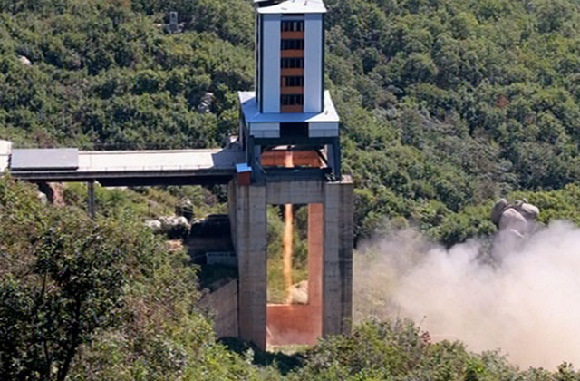 ▲ 북한 당국이 동창리 시험장에서 탄도미사일용 로켓 엔진을 시험하는 모습. ⓒ뉴시스. 무단전재 및 재배포 금지.