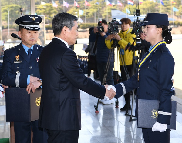 ▲ 8일 공군사관학교 성무연병장에서 거행된 ‘공사 제67기 졸업 및 임관식’에서 전체 수석을 차지한 김도희 소위가 대통령상을 수상하고 정경두 국방부장관과 악수하고 있다.ⓒ공군사관학교