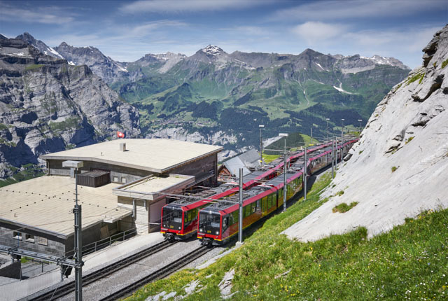 ▲ 스위스 융프라우는 여름철에 가도 좋다고 한다. 사진은 여름철에 촬영한 융프라우 철도역. ⓒ융프라우 철도 제공.