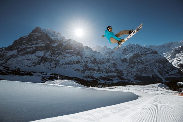 ▲ 하지만 역시 스위스 알프스에서는 설상 스포츠를 빼먹을 수 없다. 융프라우 산에서 스노우 보드를 타는 모습. ⓒ융프라우 철도 제공.