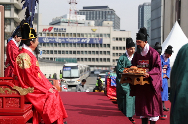 ▲ '왕의대게 진상식'에서 진상 신하로 분장한 이희진(오른쪽)영덕군수 모습.ⓒ영덕군
