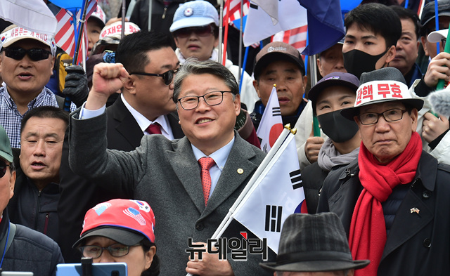 ▲ '박근혜 전 대통령 탄핵 2년'을 하루 앞둔 9일 오후 서울역 광장에서 열린 제112차 태극기 집회에 참석한 조원진 대한애국당 대표가 