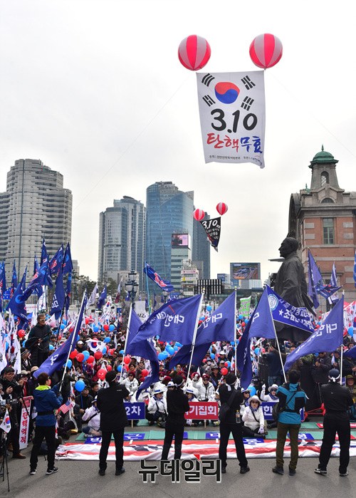 ▲ '박근혜 전 대통령 탄핵 2년'을 하루 앞둔 9일 오후 서울역 광장에서 제112차 태극기 집회가 열린 가운데 탄핵무효라고 적혀있는 애드벌룬이 하늘에 떠 있다. ⓒ이종현 기자