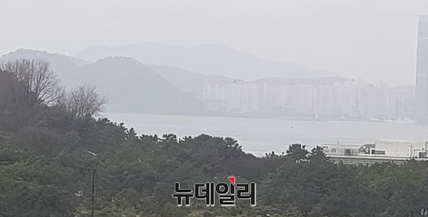 ▲ 최근 6일 연속 기승을 부렸던 미세먼지가 걷혔다. 사진은 19일 전국에 비가 내리고 있는 가운데 부산 해운대 우측 광안리 지역이 흐미하게 보인다.ⓒ김정원 기자