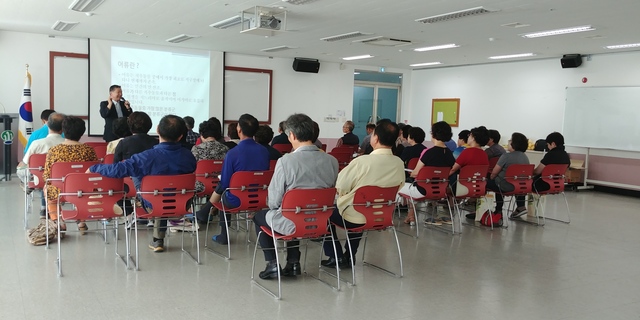 ▲ 군위군(군수 김영만)은 환경사랑 의식 향상과 정서적 힐링체험을 위한 환경원예반 교육과정을 개설한다. 사진은 지난해 교육장면.ⓒ군위군