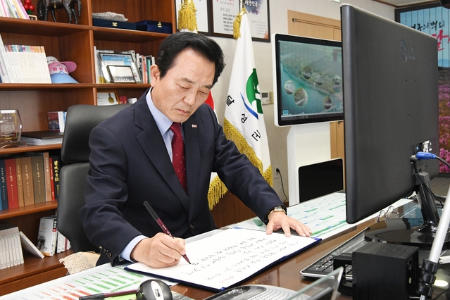 ▲ 김문오 달성군수가 지난 7일 군청 군수실에서 ‘3‧1 독립선언서 필사 챌린지’에 동참했다.ⓒ달성군