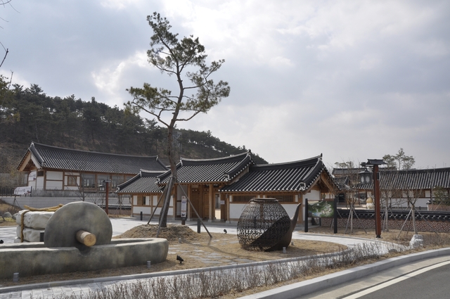 ▲ 한방도시 영천의 힐링명소인 ‘영천한의마을’이 29일 개관을 앞두고 개관준비에 박차를 가하고 있다. 사진은 한의마을 입구 전경.ⓒ영천시