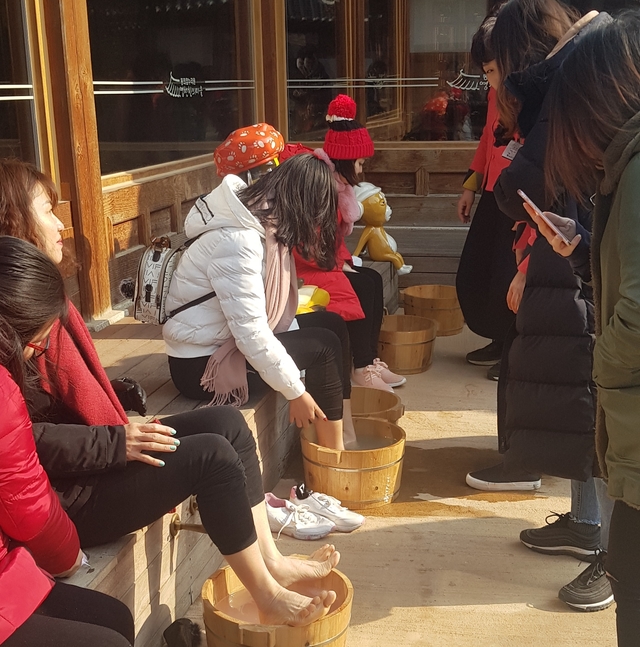 ▲ 영천한의마을 한방테마거리 3관의 족욕체험 장면.ⓒ영천시