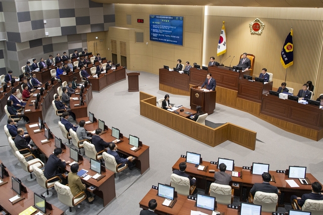 ▲ 경북도의회(의장 장경식)는 12일부터 25일까지 14일간의 일정으로 제307회 임시회를 갖고 대구공항 이전촉구 결의안을 채택한다.ⓒ경북도의회