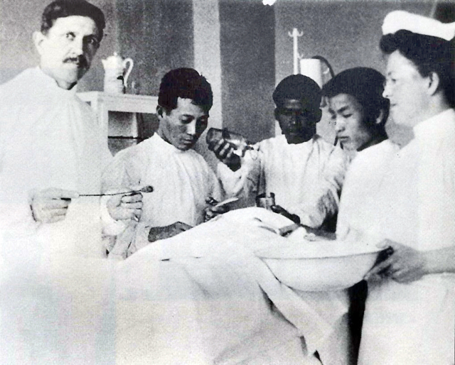 ▲ 제중원 초대원장인 존슨 박사(맨 왼쪽)가 1908년 의학도를 선발해 의학 교육을 실시하고 있다.ⓒ계명대