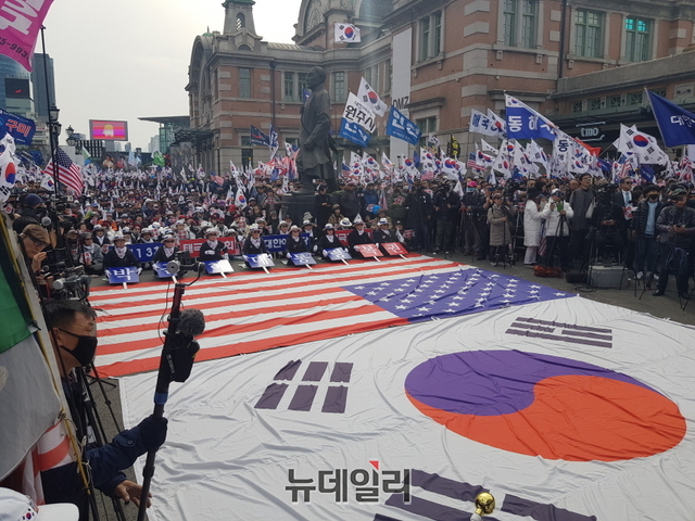 ▲ 박근혜 전 대통령 탄핵 선고 2주기를 맞아 서울 중구 서울역 광장에서 '태극기 집회'가 열렸다.ⓒ권양현 기자
