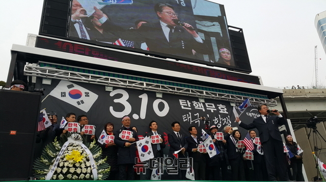 ▲ 서울 중구 서울역 광장에서 진행된 '태극기 집회'에서 발언하고 있는 대한애국당 조원진 대표.ⓒ전명석 기자