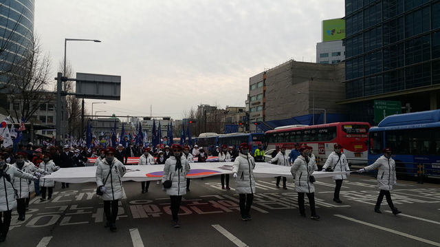 ▲ 서울 중구 서울역 광장에서 '태극기 집회'를 마치고 헌법재판소 인근 안국역 방면으로 행진하고 있는 '태극기 집회'참가자들.ⓒ전명석 기자