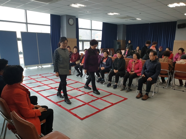 ▲ 영천시는 지난 5일 신녕면 복지회관에서 신녕면 건강마을 건강위원 및 건강지도자 30여명을 대상으로 후마네트 운동의 권위자인 조영선(주식회사 후마네트) 대표를 초청해 후마네트 교육을 실시했다.ⓒ영천시