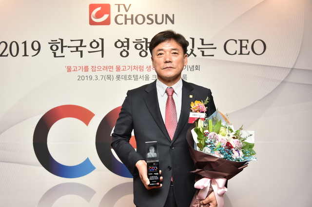 ▲ 윤경희 청송군수가 ‘2019 한국의 영향력 있는 CEO’ 시상식에서 리더십경영부문 대상을 차지했다.ⓒ청송군