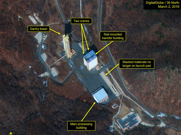 ▲ 미국 민간업체 '디지털 글로브'가 촬영한 北동창리 미사일 시험장 궤도식 이동 발사대. ⓒ美38노스 화면캡쳐.