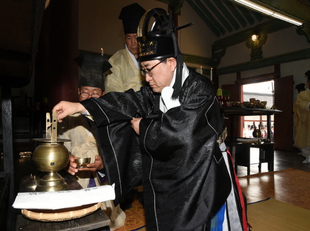 ▲ 초헌관 주낙영 경주시장이 경주향교 춘계 석전대제 봉행을 하고 있다.ⓒ경주시