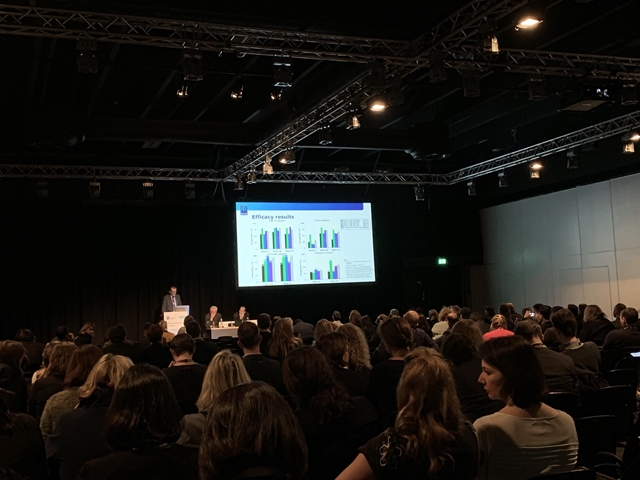 ▲ 'ECCO 2019' 학회에서 구술발표 중인 오스트리아 비엔나 의과대학 전문의 월터 레이니쉬 박사 ⓒ셀트리온