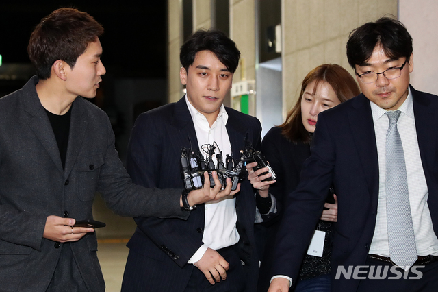 ▲ 가수 승리(본명 이승현)가 지난달 28일 오전 서울 종로구 서울지방경찰청에서 조사를 받고 나서며 취재진의 질문에 답변하고 있다. ⓒ뉴시스