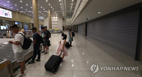 ▲ 인천국제공항 입국장 면세점 사업권과 관련, 세계 1위 기업인 스위스의 ‘듀프리’가 입찰에 나설 가능성이 제기되면서 국내 중소·중견 면세업체들에게 고민거리가 생겼다.ⓒ연합뉴스