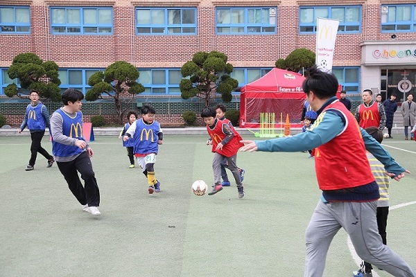 ▲ [사진1]지난 10일 서울 청원초등학교에서 열린 맥도날드 ‘2019년 아빠와 함께하는 축구교실’ 첫 수업에 가족들이 참여하고 있다ⓒ맥도날드