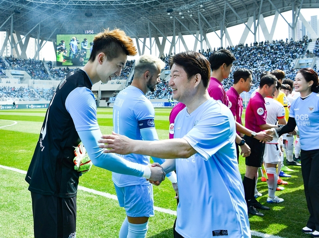 ▲ 대구시가 스포츠와 관광을 연계한 상품으로 중국인 관광객 유치에 나선다.(사진은 지난 9일 DGB대구은행파크 개막행사에서 권영진 대구시장이 대구FC 조현우 선수와 인사하는 모습)ⓒ대구시