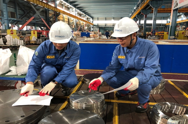 ▲ 포스코 직원들이 자재(MRO)에 대한 품질관리 활동을 실시하고 있다.ⓒ포스코