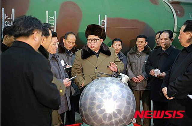 ▲ 2016년 3월 핵무기 공장을 찾은 김정은. 구 형태의 물건이 탄두 장착용 핵폭탄이다. ⓒ뉴시스. 무단전재 및 재배포 금지.