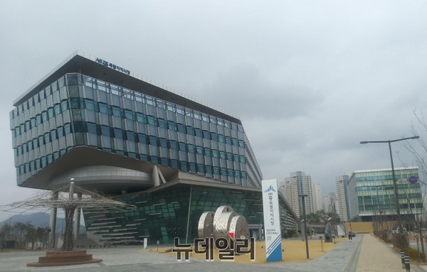 ▲ 11일 오후 세종시청 주변하늘이 잔뜩 찌푸린 가운데 먹구름이 잔뜩 몰려오고 있다.ⓒ김동식 기자