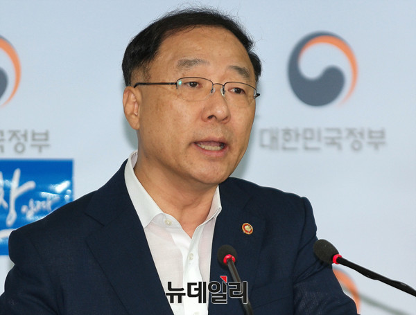 ▲ 홍남기 경제부총리 겸 기획재정부 장관은 지난 4일 신용카드 소득공제 축소 방안을 시사했다.ⓒ뉴데일리 DB