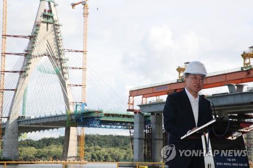 ▲ 브루나이를 국빈 방문 중인 문재인 대통령이 11일 브루나이 템브롱 대교 건설 현장을 방문해 현장 직원들을 격려하고 있다. ⓒ연합뉴스
