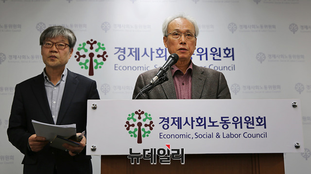 ▲ 기자회견 중인 문성현 경사노위 위원장(우)박태주 경사노위 상임위원(좌)ⓒ경제사회노동위원회
