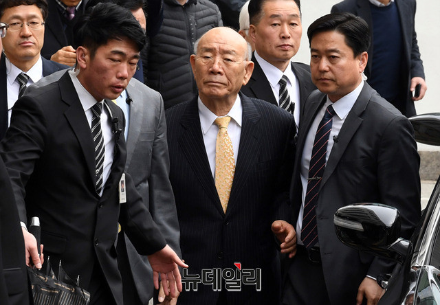 ▲ 11일 광주지법에 도착해 법정으로 향하는 전두환 전 대통령. ⓒ정상윤 기자