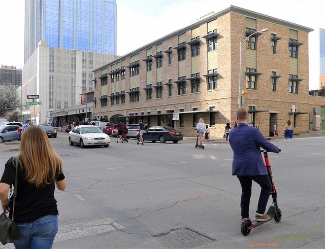 ▲ SXSW 페스티벌이 열리고 있는 미국 텍사스 오스틴 시내에서 전기자전거를 줄지어 타고 있는 사람들.ⓒ은현주 기자