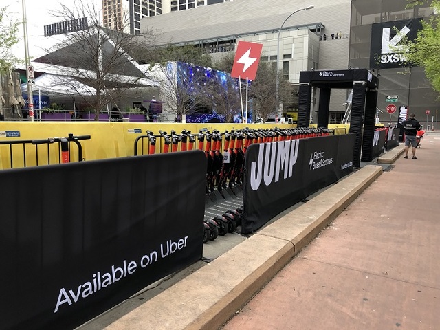 ▲ 오스틴 컨벤션 센터 앞에 마련된 UBER x JUMP 허브. 이곳에서 UBER 앱을 통해 전기자전거를 대여할 수 있다. ⓒ김수경 기자